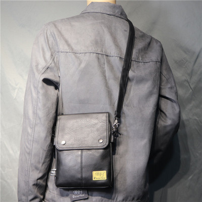 Alkalmi férfi műbőr táska emblémával