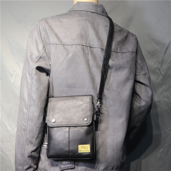 Alkalmi férfi műbőr táska emblémával