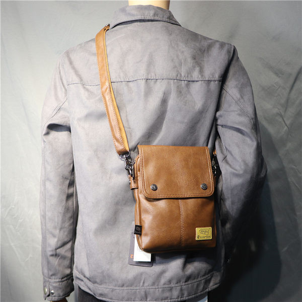 Alkalmi férfi műbőr táska emblémával