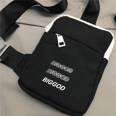 Väike tekstiilist õlakott, millel on kiri meestele