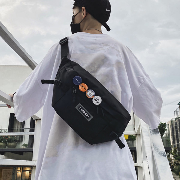 Meeste punkkott kirja ja rinnamärkidega