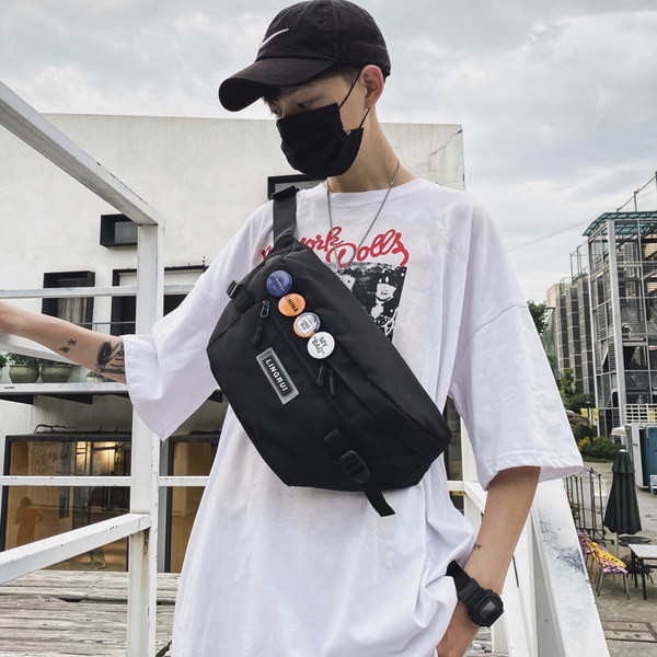 Meeste punkkott kirja ja rinnamärkidega