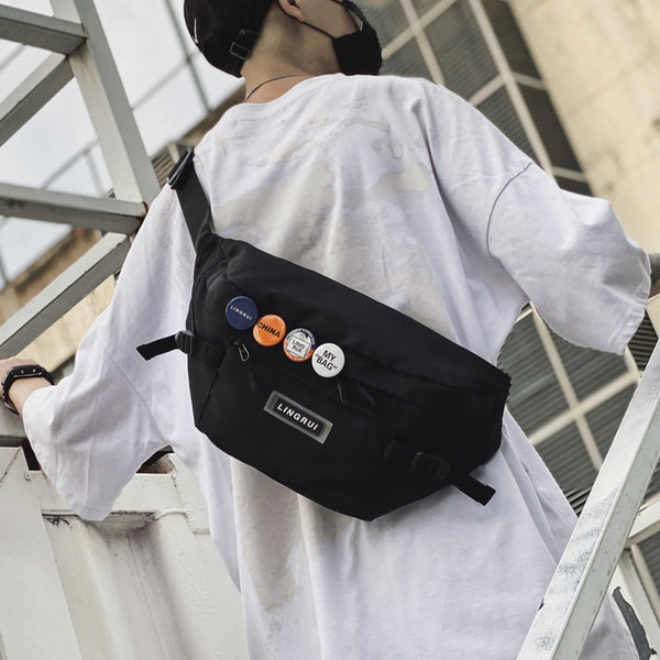 Meeste punkkott kirja ja rinnamärkidega