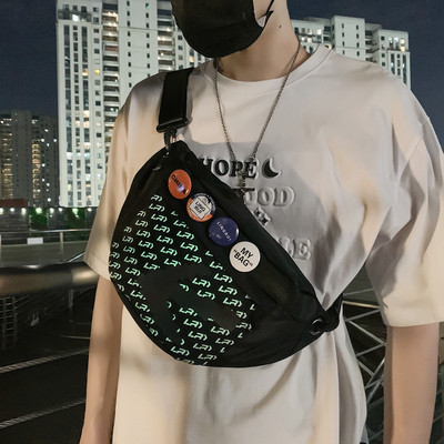 Férfi táska cipzárral a vállán