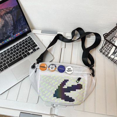 Férfi táska cipzárral a vállán