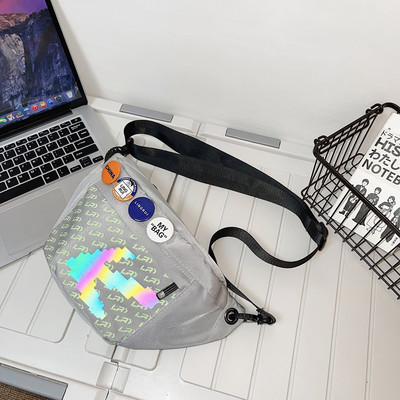 Férfi táska cipzárral a vállán