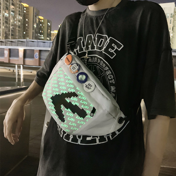 Férfi táska cipzárral a vállán