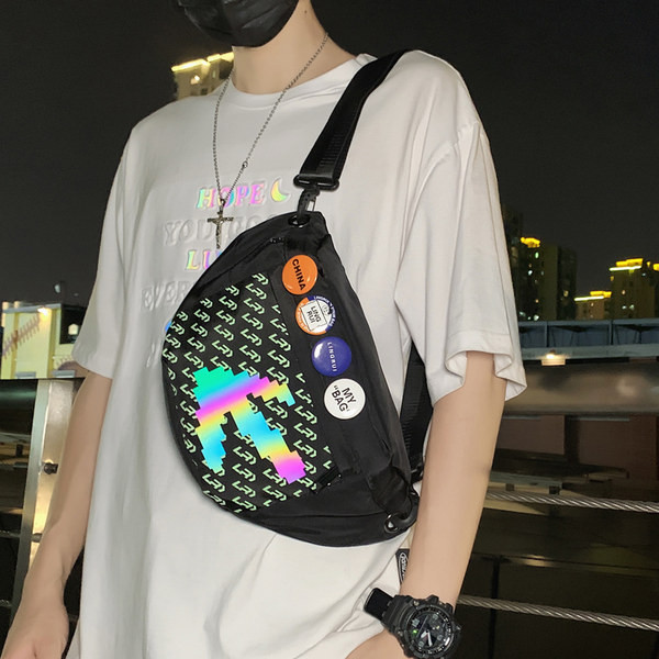 Férfi táska cipzárral a vállán