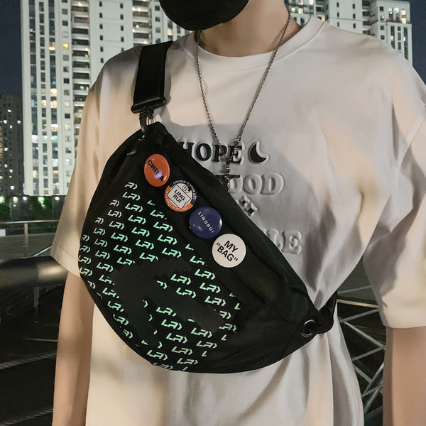 Férfi táska cipzárral a vállán