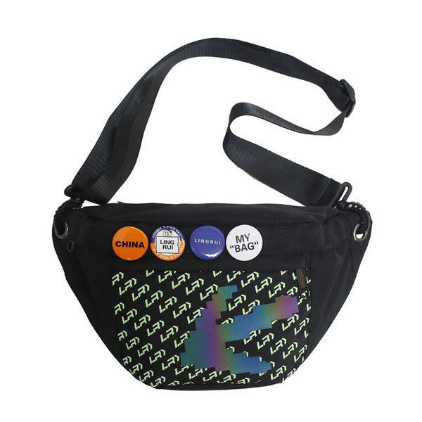 Férfi táska cipzárral a vállán