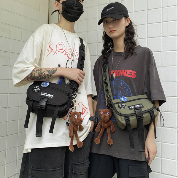 Meeste tekstiilist plastiklukuga õlakott