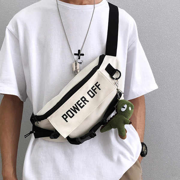 Igapäevane meeste punk kirjaga ja käepidemega üle õla