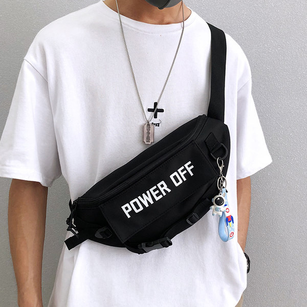 Igapäevane meeste punk kirjaga ja käepidemega üle õla