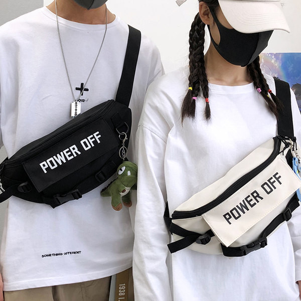 Igapäevane meeste punk kirjaga ja käepidemega üle õla