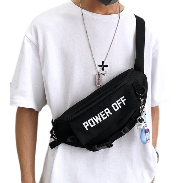 Igapäevane meeste punk kirjaga ja käepidemega üle õla