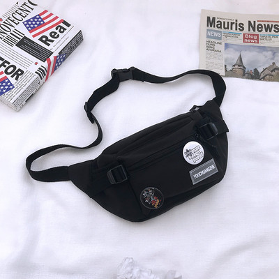 Férfi punk kitűzővel és vállpánttal