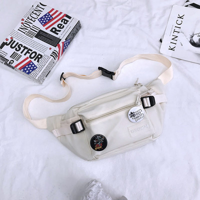 Férfi punk kitűzővel és vállpánttal