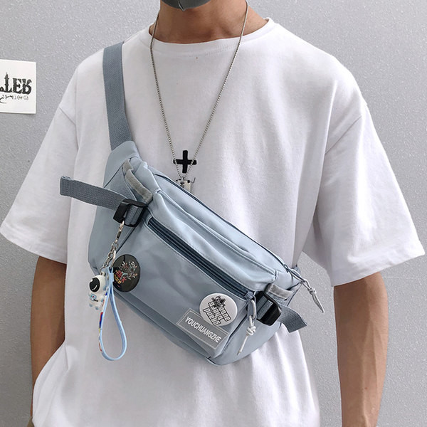 Férfi punk kitűzővel és vállpánttal