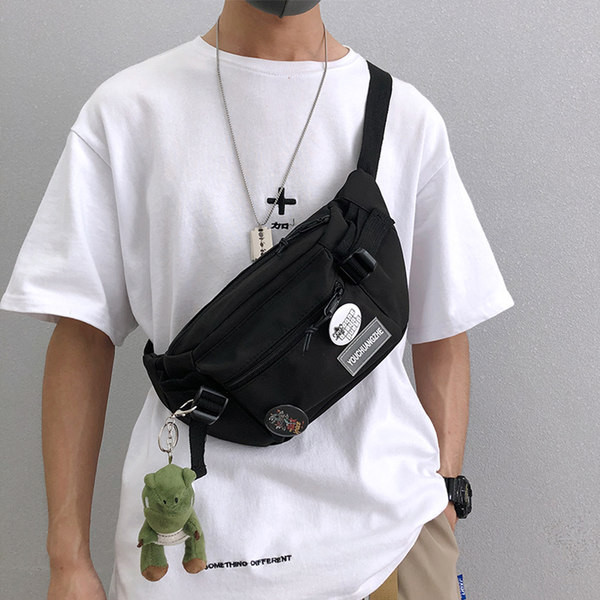 Férfi punk kitűzővel és vállpánttal