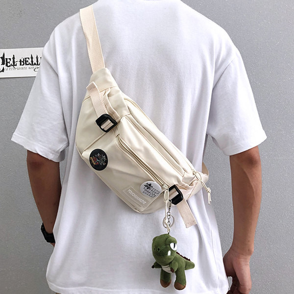 Férfi punk kitűzővel és vállpánttal