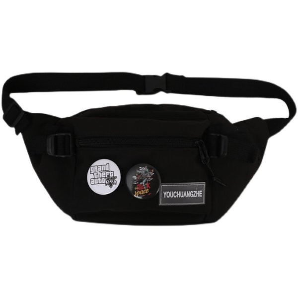 Férfi punk kitűzővel és vállpánttal