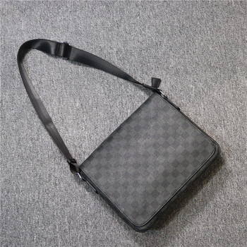 Ежедневна карирана чанта за рамо в черен цвят
