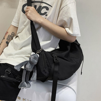 Текстилна чанта през рамо с пластмасови закопчалки