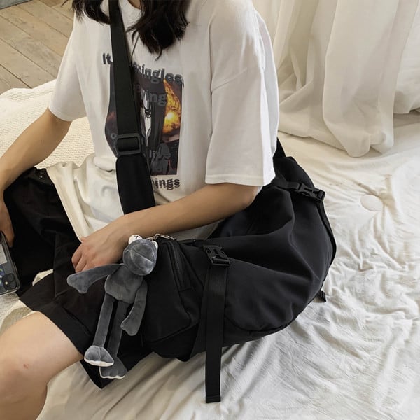 Plastkinnitustega õlakott