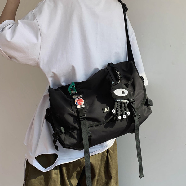 Suur tekstiilist õlakott plastikkinnitustega