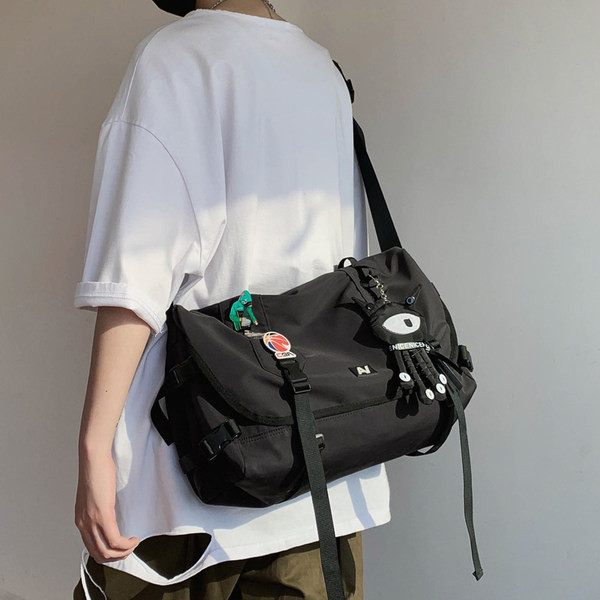 Suur tekstiilist õlakott plastikkinnitustega