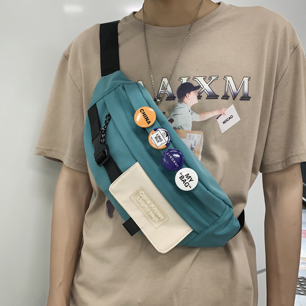 Férfi mindennapi táska csattal és kitűzőkkel