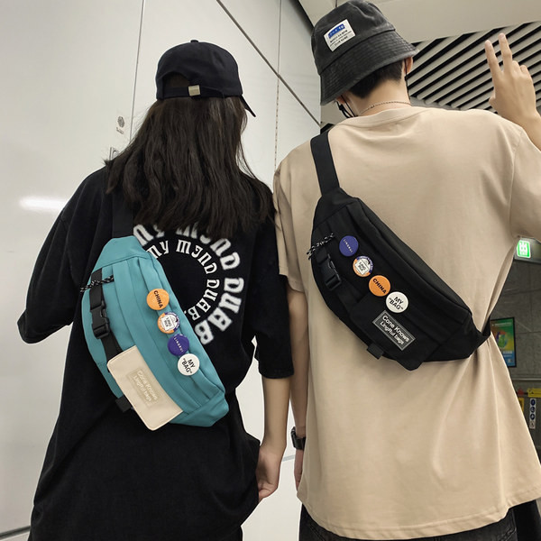 Férfi mindennapi táska csattal és kitűzőkkel