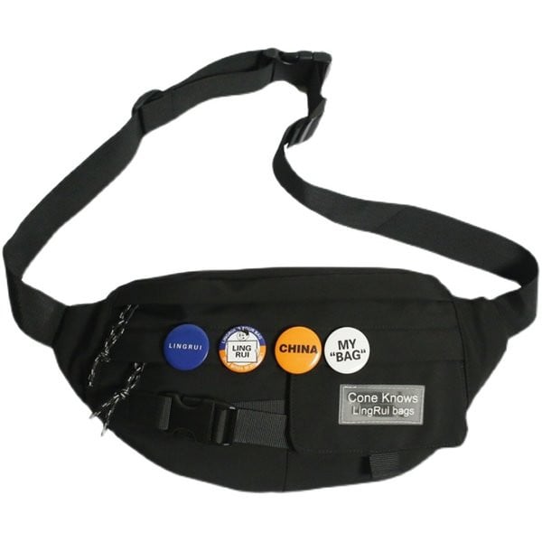 Férfi mindennapi táska csattal és kitűzőkkel