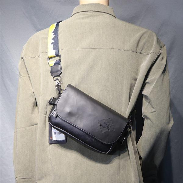 Moodne meeste nahast kott musta värvi õlale