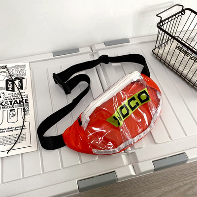 Caurspīdīga vīriešu soma ar rāvējslēdzēju un uzrakstu