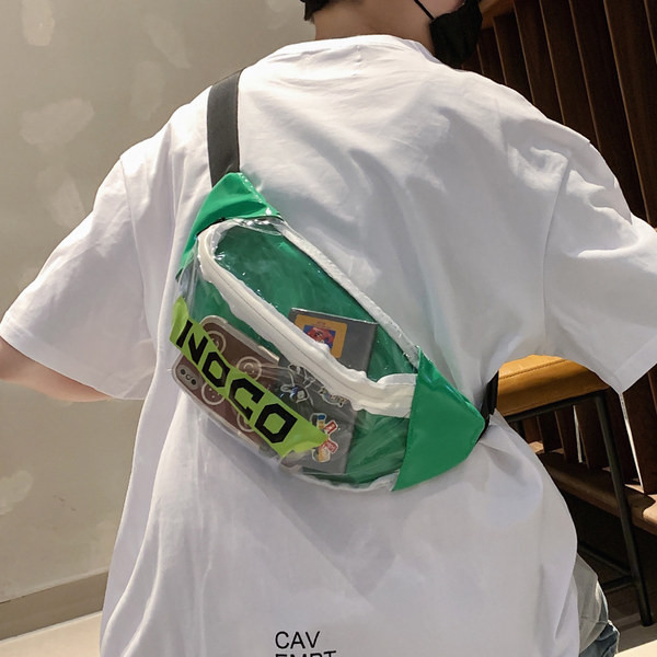 Caurspīdīga vīriešu soma ar rāvējslēdzēju un uzrakstu