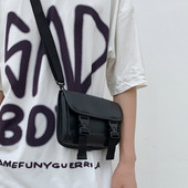 Mindennapi kis táska csatokkal