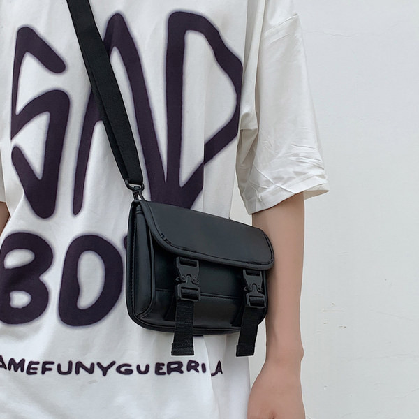 Mindennapi kis táska csatokkal