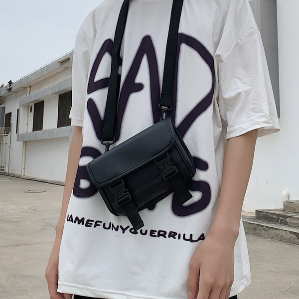 Mindennapi kis táska csatokkal