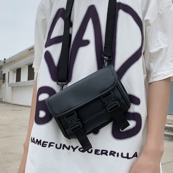 Mindennapi kis táska csatokkal