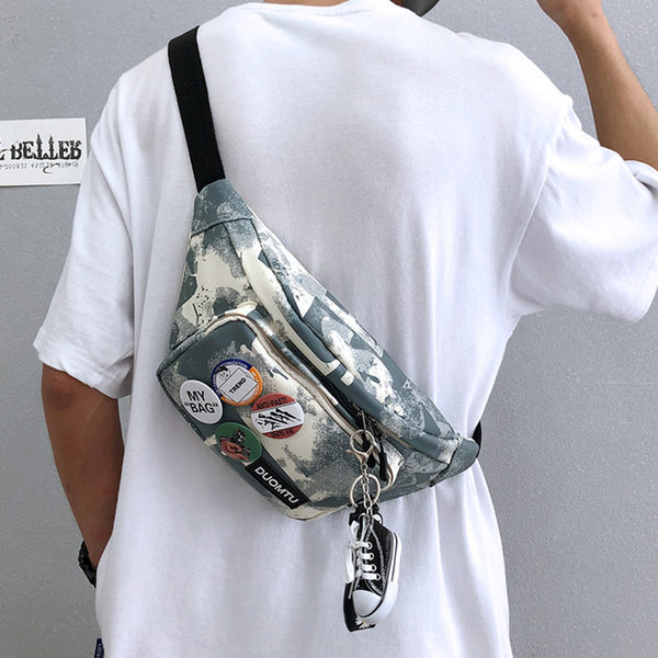 Vīriešu soma ar regulējamu rokturi un nozīmītēm