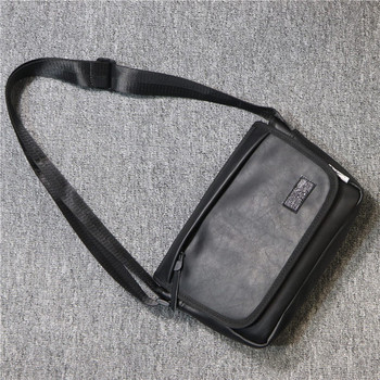 Ежедневна мъжка чанта от еко кожа с цип и емблема
