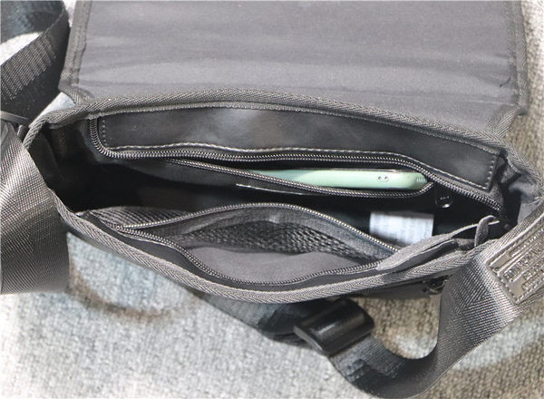 Ikdienas vīriešu soma no eko ādas ar rāvējslēdzēju un emblēmu