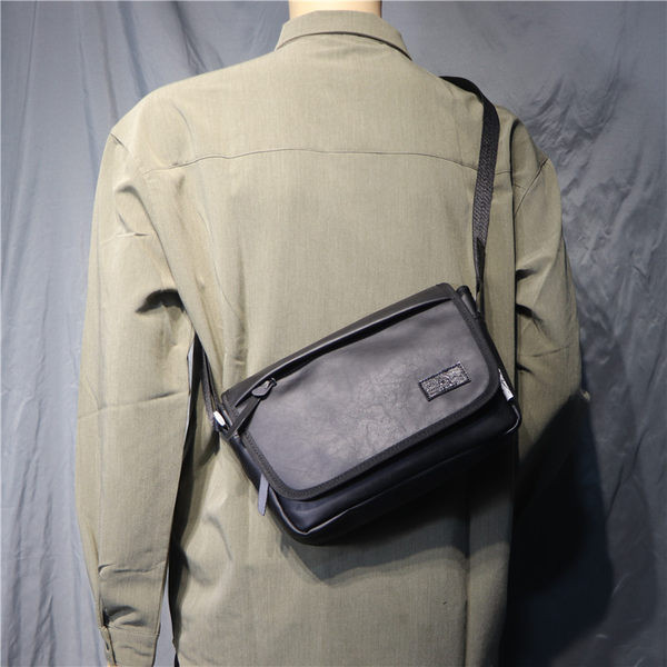 Ikdienas vīriešu soma no eko ādas ar rāvējslēdzēju un emblēmu