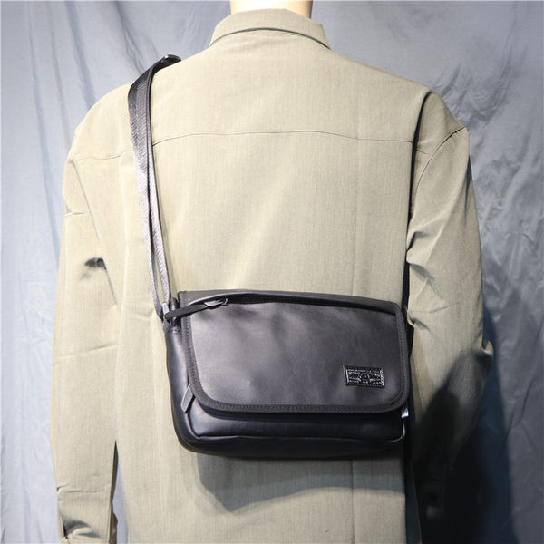 Ikdienas vīriešu soma no eko ādas ar rāvējslēdzēju un emblēmu