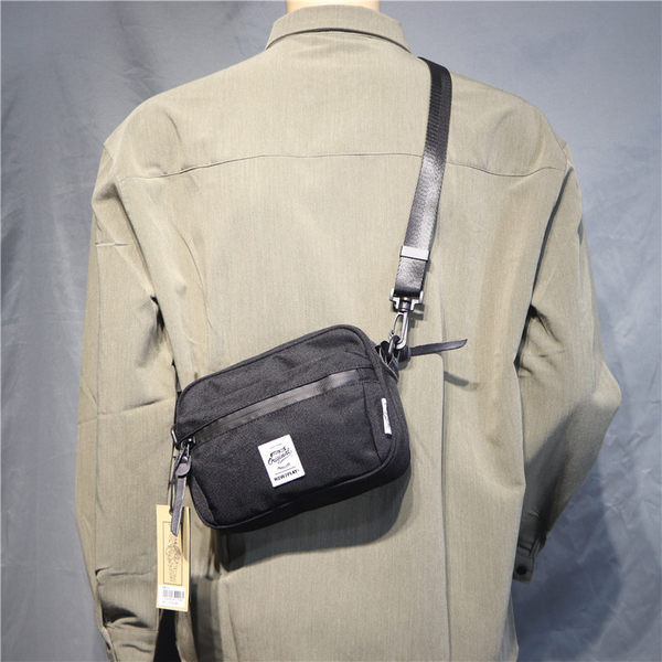 Ikdienas vīriešu soma no eko ādas vai tekstila melnā krāsā