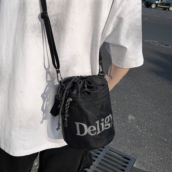 Vīriešu ikdienas soma ar uzrakstu un saitēm