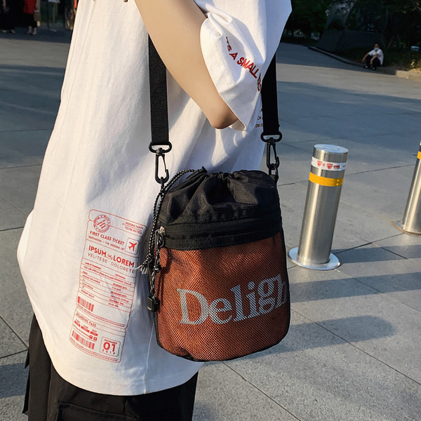 Vīriešu ikdienas soma ar uzrakstu un saitēm