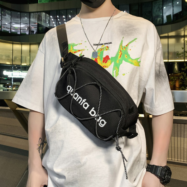 Ikdienas soma ar uzrakstiem un saitēm