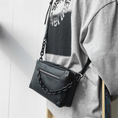 Ανδρική τετράγωνη τσάντα με μεταλλική αλυσίδα και φερμουάρ